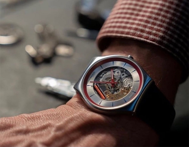 al039-swatch-q-watch-limited-edition-case-wristshot.jpg