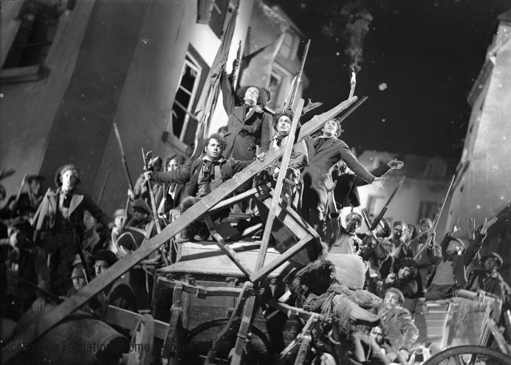 miserables-les-1934-002-barricades.jpg