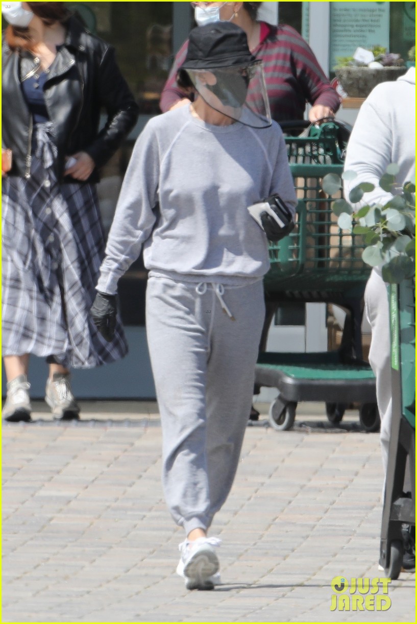 courteney-cox-wears-face-shield-while-shopping-03.jpg