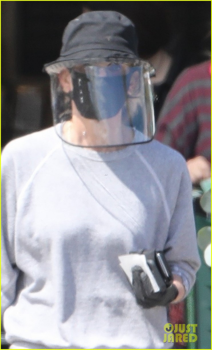 courteney-cox-wears-face-shield-while-shopping-02.jpg