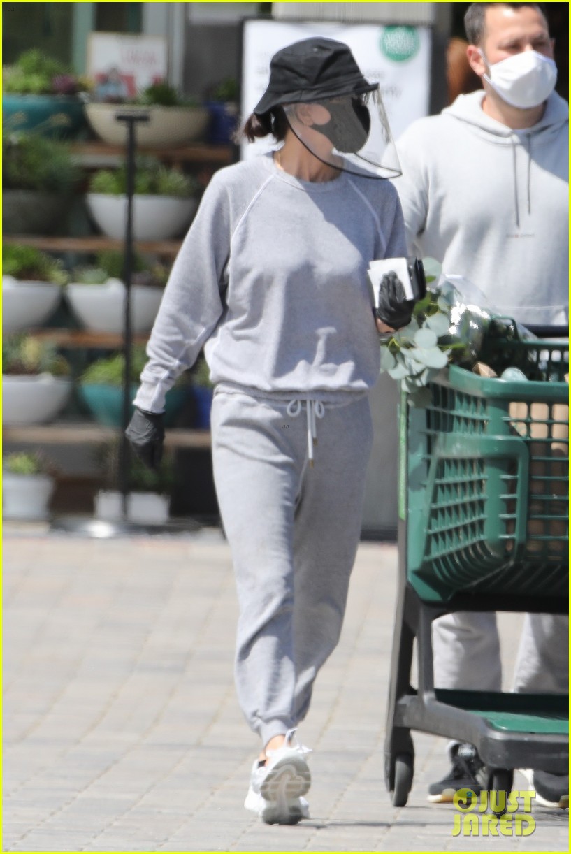 courteney-cox-wears-face-shield-while-shopping-01.jpg