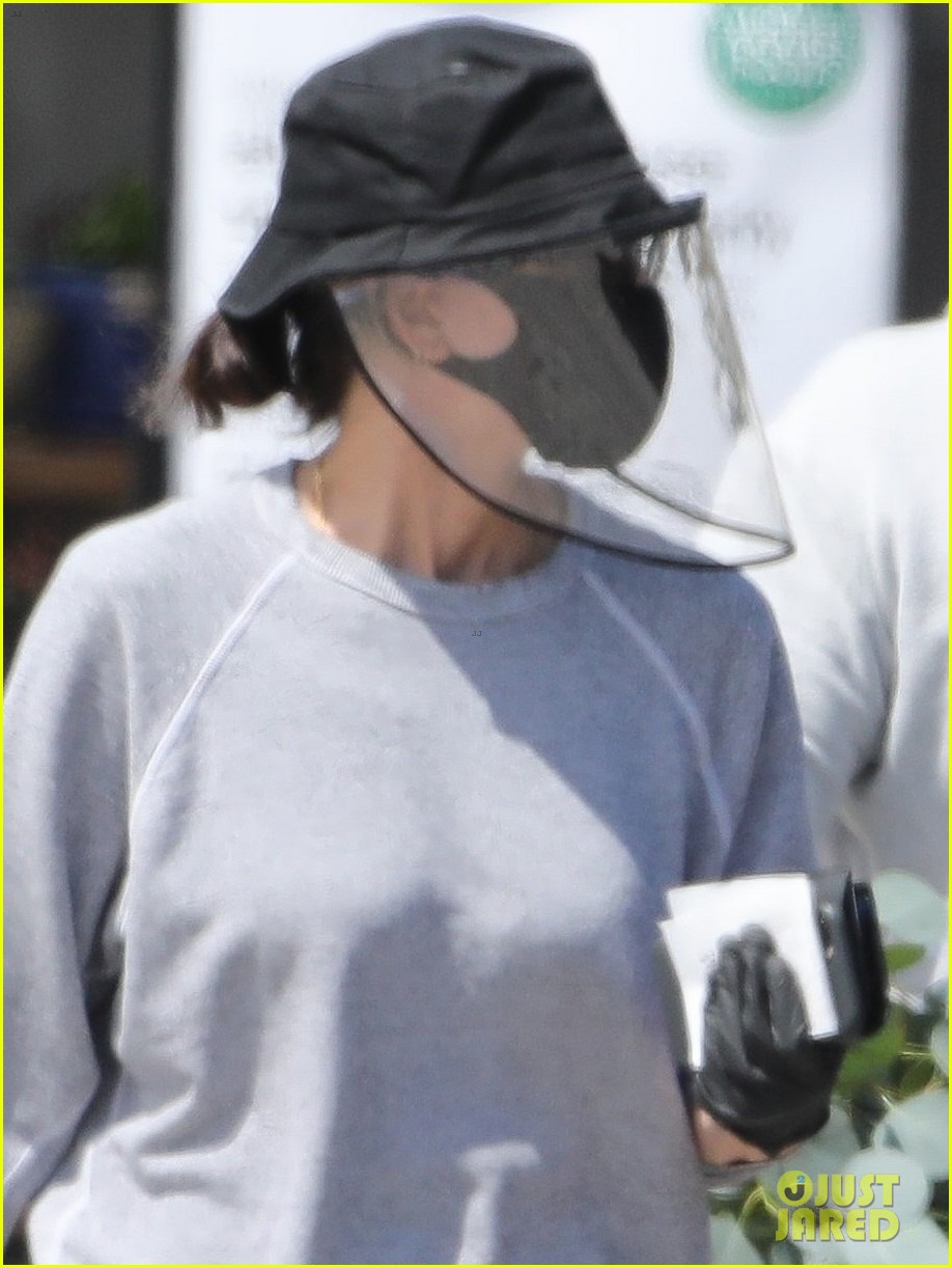 courteney-cox-wears-face-shield-while-shopping-04.jpg