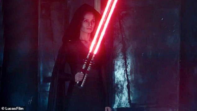 21476436-7726331-When_the_picture_of_her_character_Rey_emerged_holding_a_blood_re-a-21_1574759637330.jpg