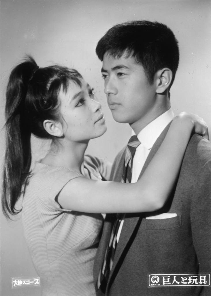 Giants-and-Toys-Loving-Couple-732x1024.jpg