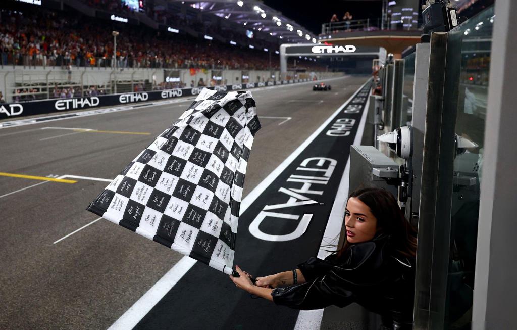 Ana de Armas waves in the Abu Dhabi race winner an (1).jpg