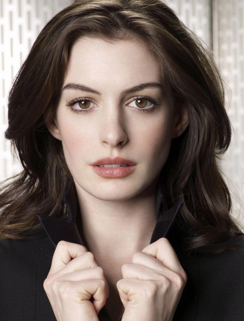 Anne-Hathaway-Leggy-004.jpg