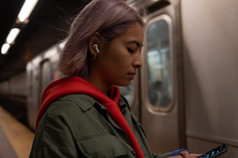 Apple_AirPods-Pro_Lifestyle_102819_big.jpg.large_-e1572329496437.jpg