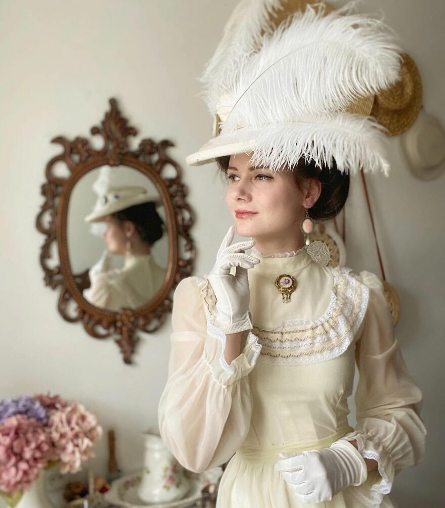 This-girl-dresses-daily-like-she-lives-in-the-19th-century-5fc0befc500e3_880.jpg