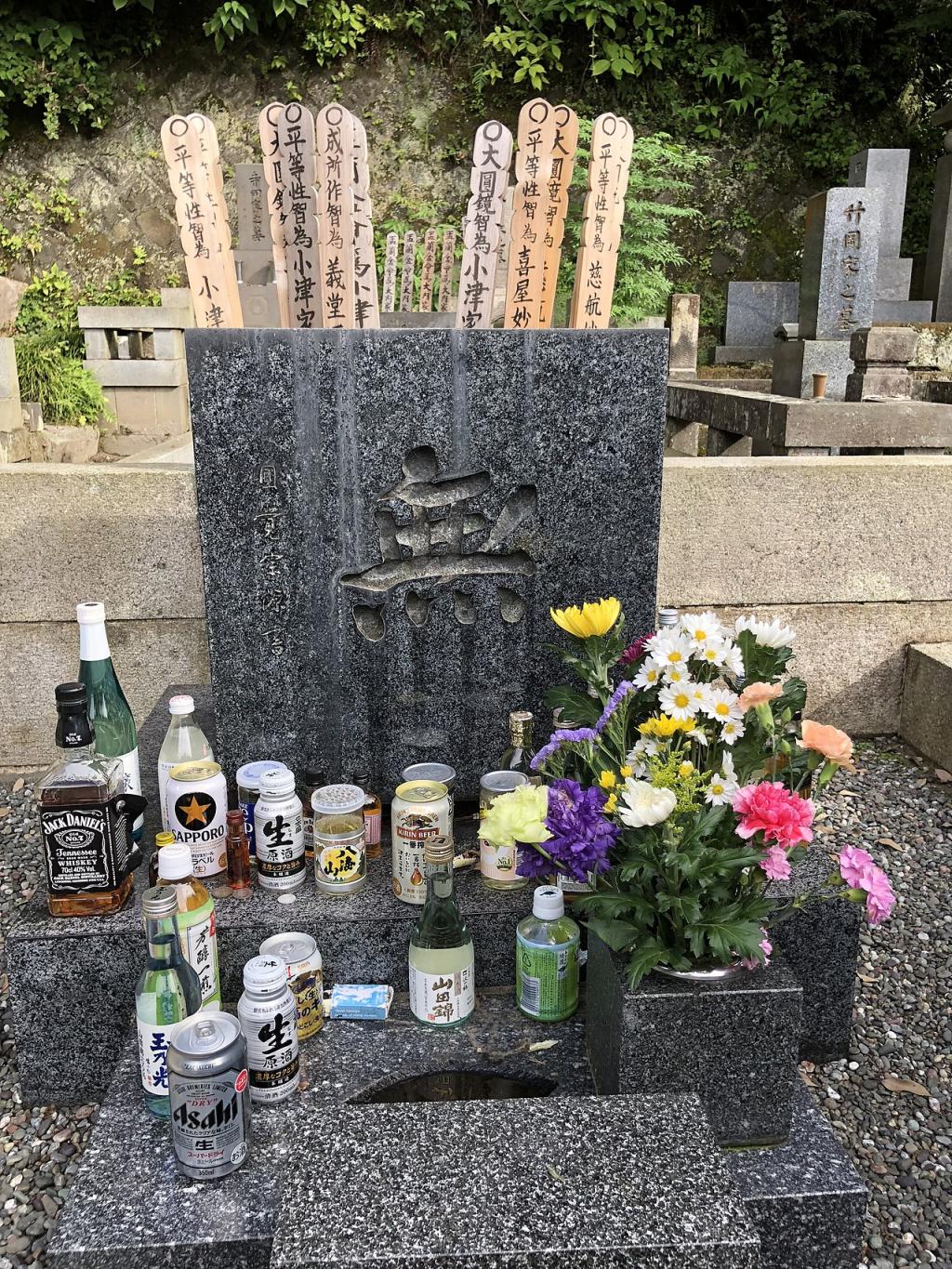 1280px-Grave_of_Yasujiro_Ozu.jpg