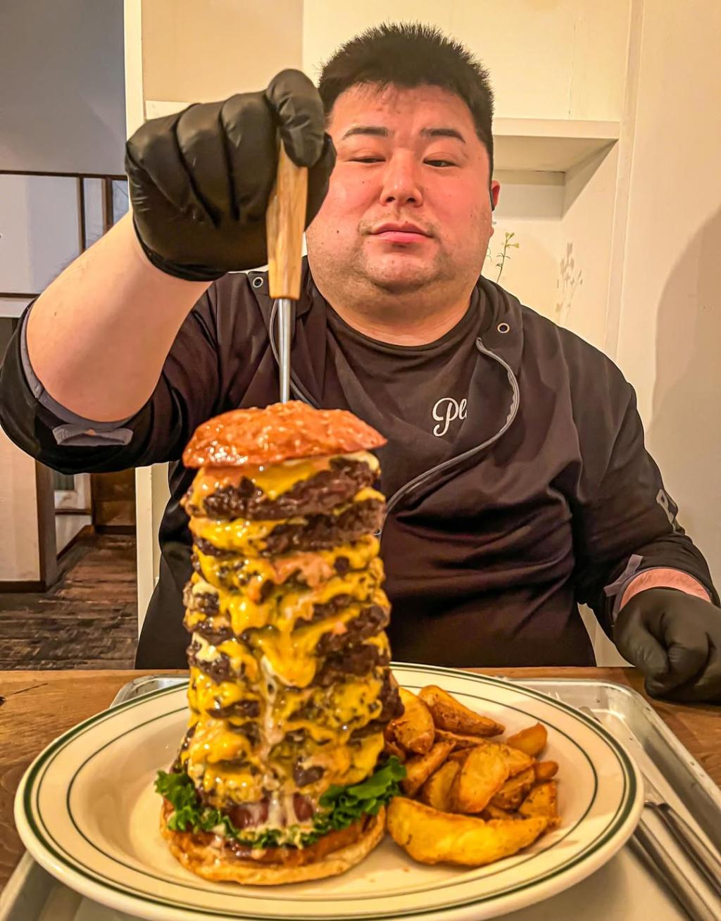 チーズバーガーチャレンジ☠️10段4500yen????????????????????????????????????????30分以内に完食でドリンク無料券&アイスクリームのプレゼント????????????今週は2名の方がMAX10段をチ.jpg
