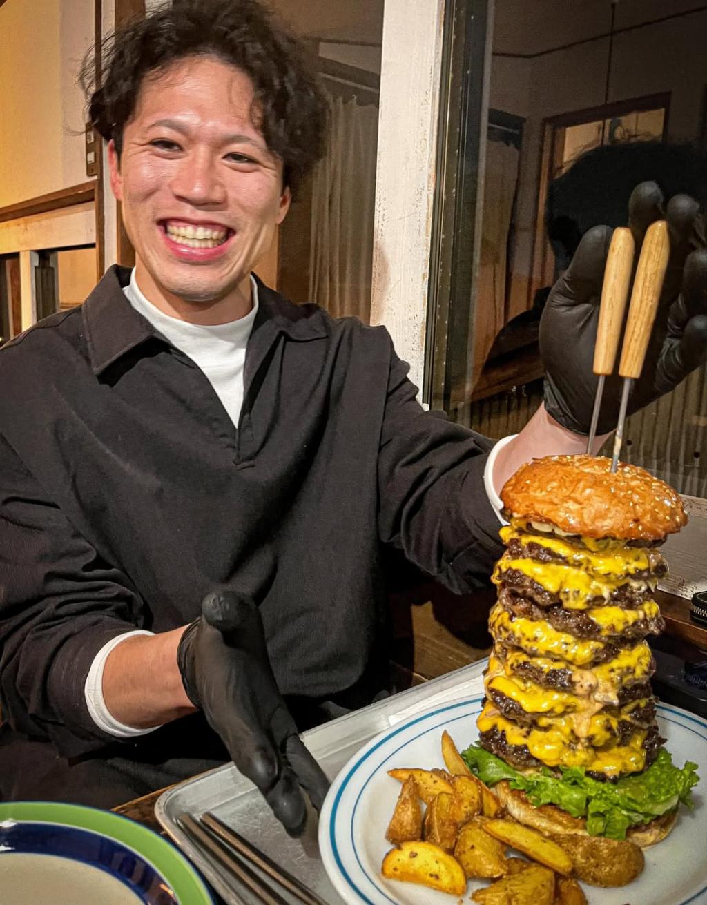 チーズバーガーチャレンジ☠️10段4500yen????????????????????????????????????????30分以内に完食でドリンク無料券&アイスクリームのプレゼント????????????今週は2名の方がMAX10段をチ (1).jpg