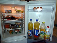 220px-Food_into_a_refrigerator_-_20111002.jpg