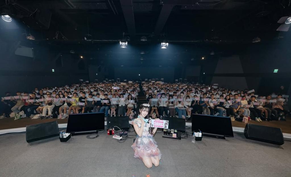 ✨7-13✨ 딱 1년전 오늘, 생애 처음 섰던 대만에서의 해외 무대. 운명처럼 다시 만나 이젠 우리만의 공간에서 팬 ‘리얼리‘와 가수 ’규빈‘으로 함께한 이 소중한 만남은 .jpg