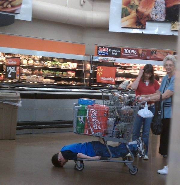 people-of-walmart-kid-in-grocery-cart.jpg