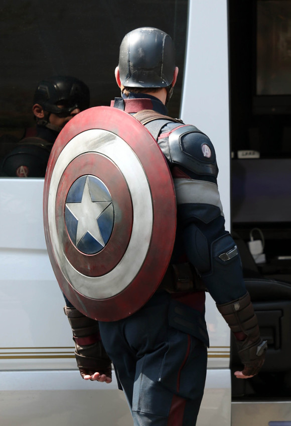 avengers-age-of-ultron-tournage-captain-america-shield-580x849.jpg