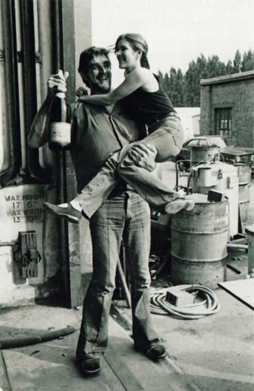 Peter-Mayhew-who-played-Chewbacca-carrying-Carrie-Fisher.jpg