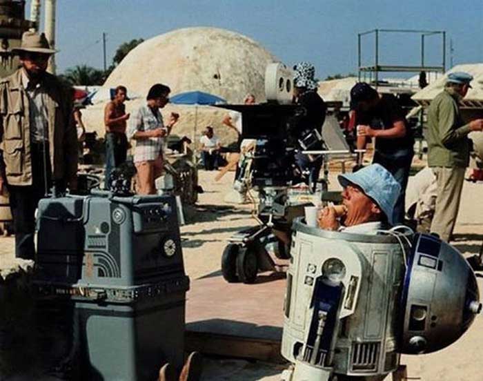 Kenny-Baker-as-R2-D2-eating-a-sandwich-on-set.jpg