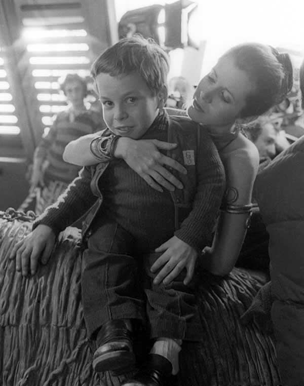 Warwick-Davis-and-Carrie-Fisher.jpg