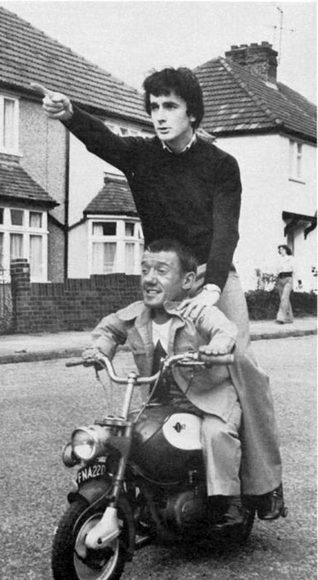 Anthony-Daniels-and-Kenny-Baker-who-played-C-3P0-and-R2-D2-in-Star-Wars.jpg