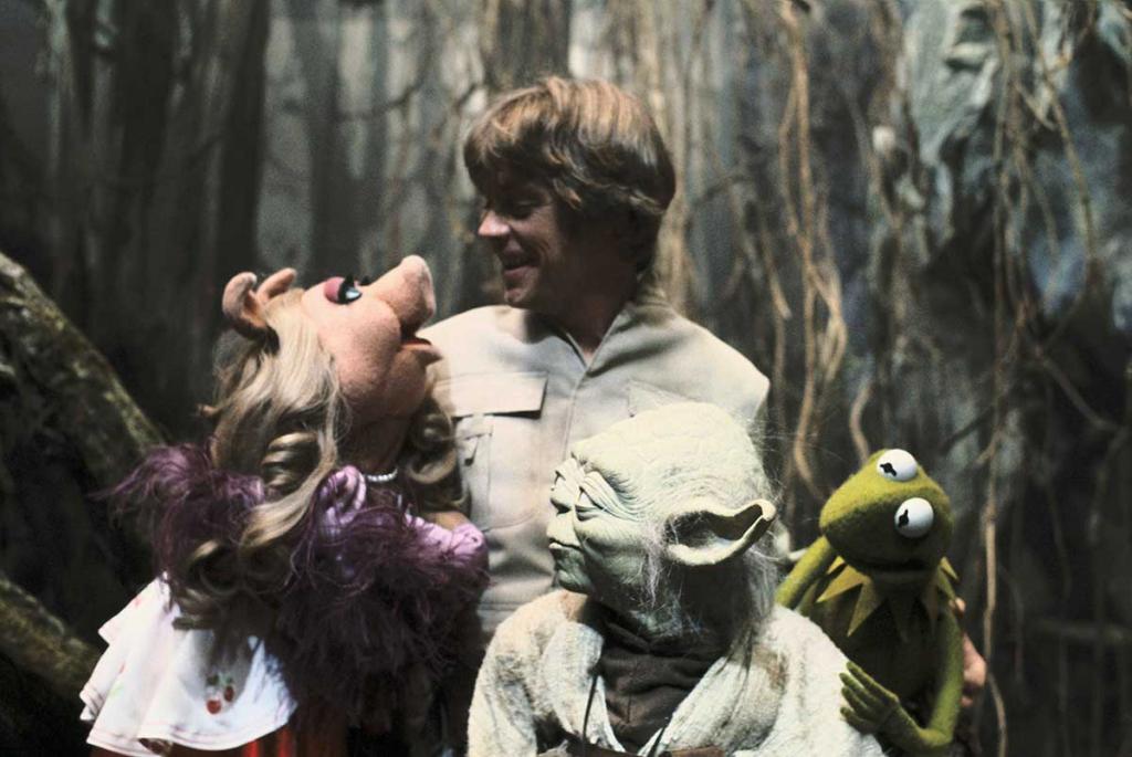 Miss-Piggy-and-Kermit-visiting-Mark-Hamill-and-Yoda-on-the-set-of-The-Empire-Strikes-Back.jpg