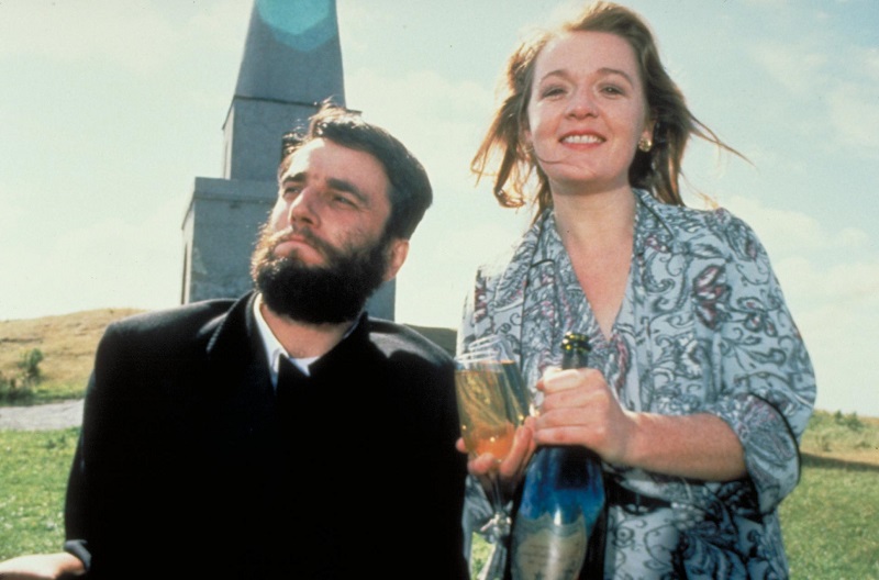 still-of-daniel-day-lewis-and-alison-whelan-in-my-left-foot-(1989)-large-picture.jpg